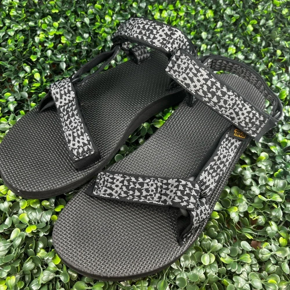 TEVA ORIGINAL UNIVERSAL SANDALS IN THE ETCHING BLACK COLORWAY SIZE 10 MAN